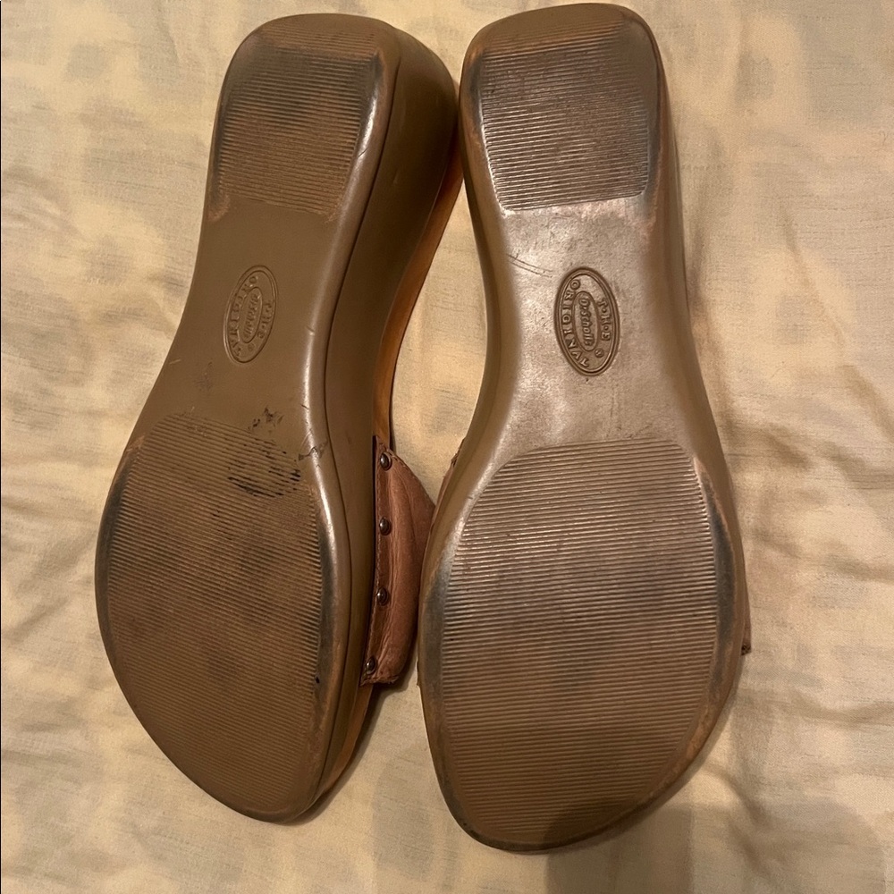 Dr. Scholl's Original Sandal with a wooden sole and a beige tan leather strap 9 - Picture 5 of 6